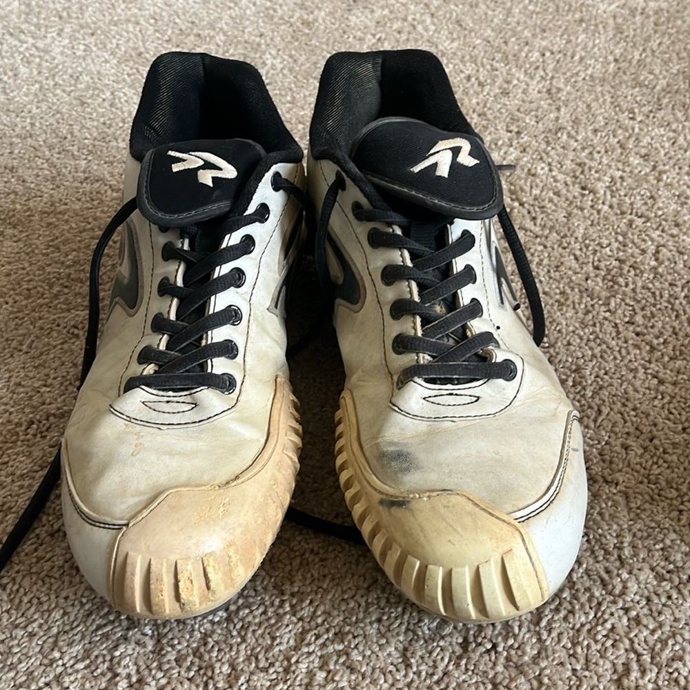 Women’s metal pitching toe cleats